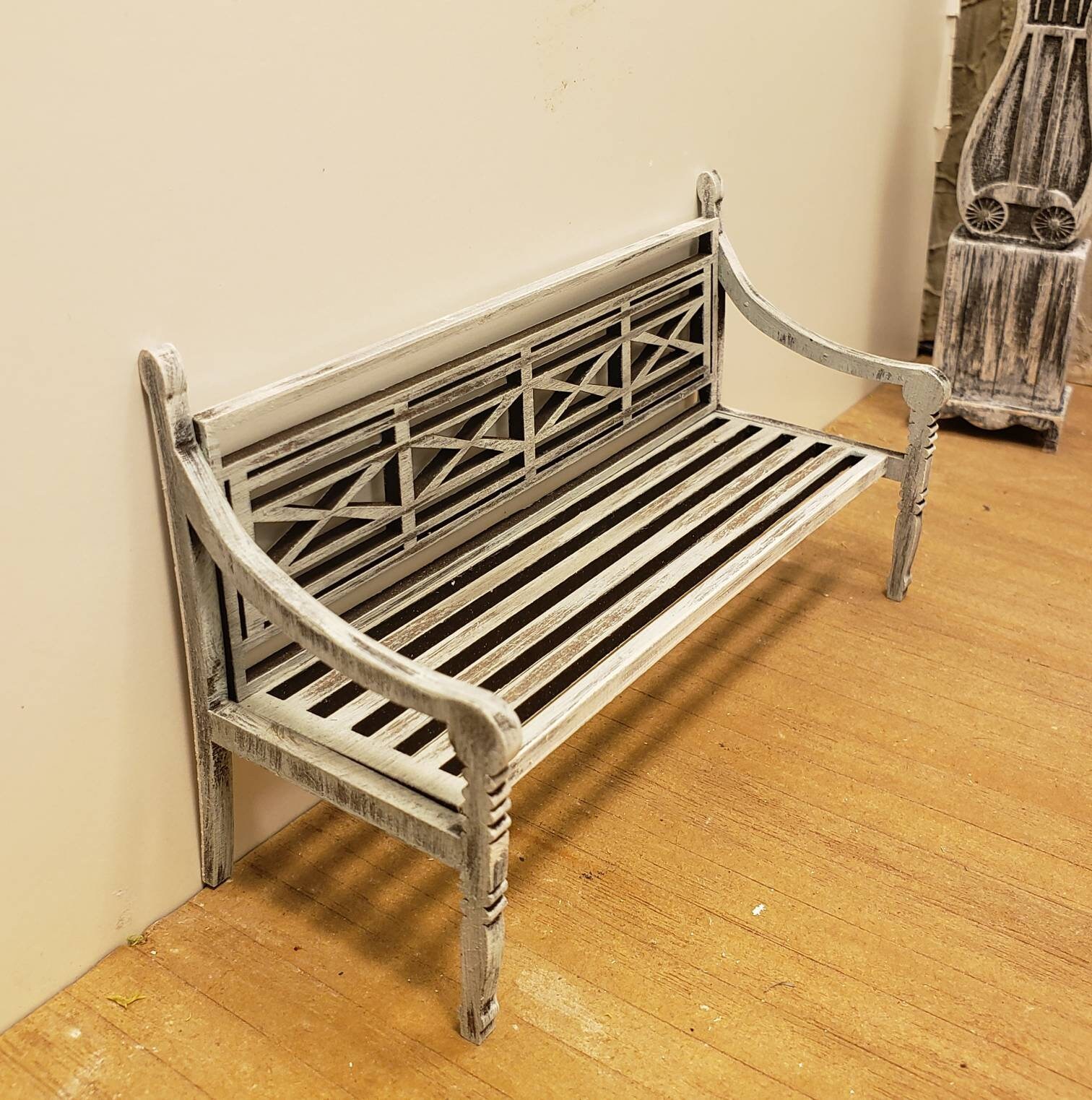 Banc De Jardin Miniature 1/12 – Avec Lampadaire – Alliage, Bois, Plastique – Déco Maison De Poupée – 5x2,1x3,3 Cm
