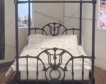 Cama de casa de muñecas en miniatura a escala 1:12 estilo hierro forjado con dosel disponible sin terminar