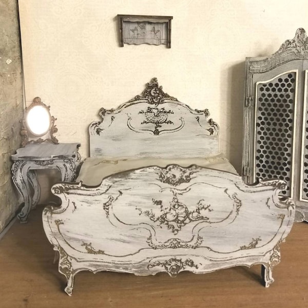 Reproduction d'une maison de poupée miniature d'un lit de style Louis XV à l'échelle 1:12 Queen ou Full Size