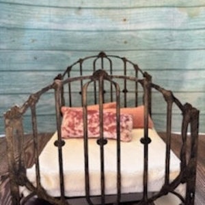 1:6  size bed finished in Black gold for 11.6&quot; fashion doll