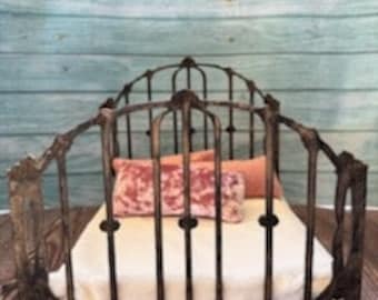 Cama de tamaño 1:6 con acabado en oro negro para muñeca de moda de 11,6"