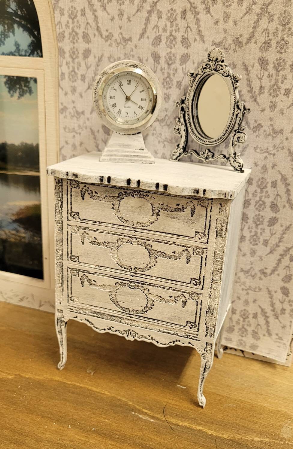 Casa delle bambole in scala 12, orologio in ceramica floreale