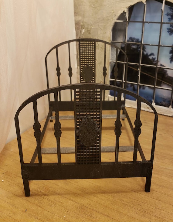Trivetto In Miniatura Per Casa Delle Bambole &ndash; Artigianale Fatto A Mano In Ferro Battuto &ndash; Scala 1:12