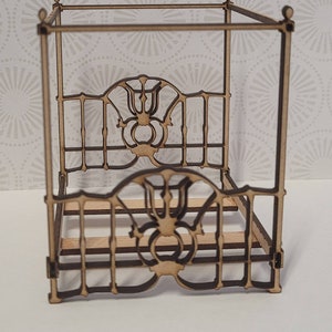 Puede incluir: Un modelo de madera de una cama con dosel con detalles intrincados y un dise&ntilde;o decorativo en la cabecera.