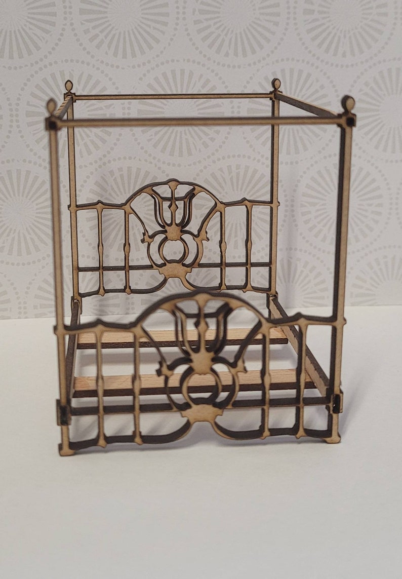 Puede incluir: Un modelo de madera de una cama con dosel con detalles intrincados y un dise&ntilde;o decorativo en la cabecera.