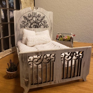 Casa de bonecas em miniatura gravada estilo francês cama de solteiro escala 1:12