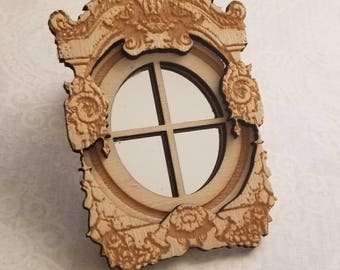 Casa Delle Bambole Sulla Cassa Di Legno In Bianco Conversione Mansarda Con Finestra Velux Foto Stock - Foto 8