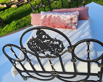 Cama de tamaño 1:6 con acabado en oro negro para muñeca de moda de 11,6"