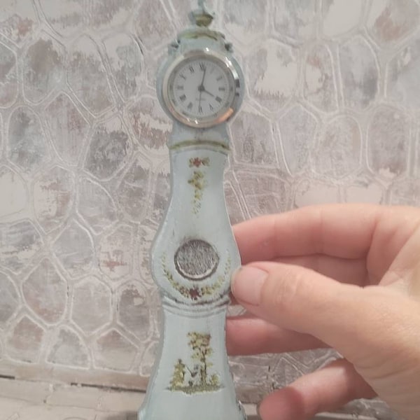 Élégante horloge Gustavienne à l’échelle 1:12