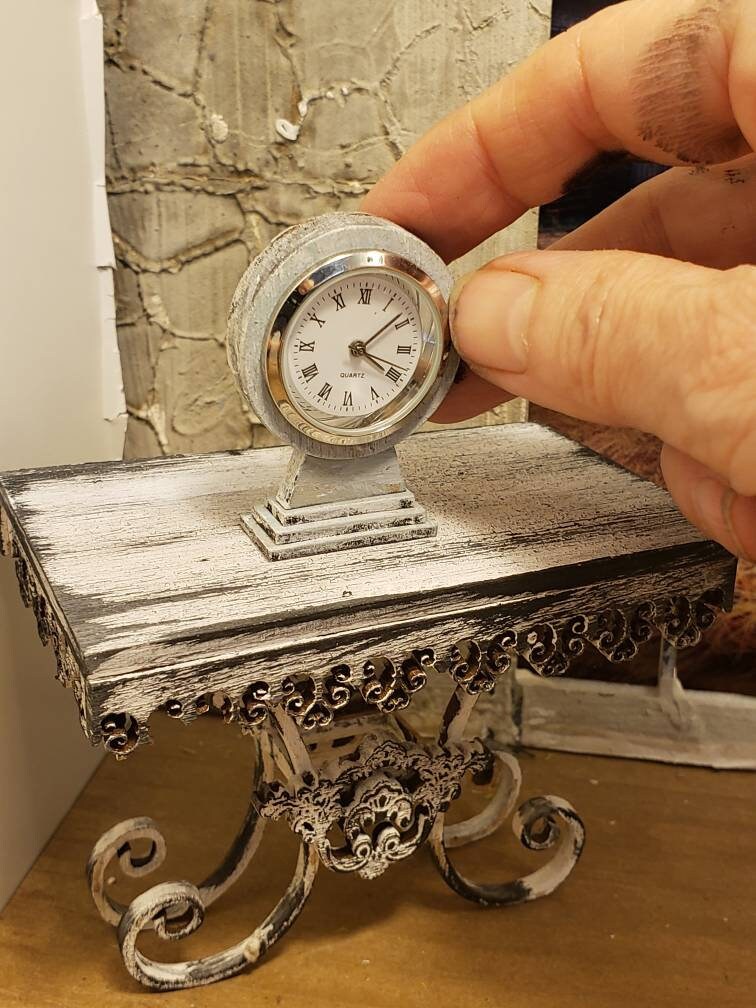 Orologio da tavolo in ceramica in miniatura per casa delle bambole