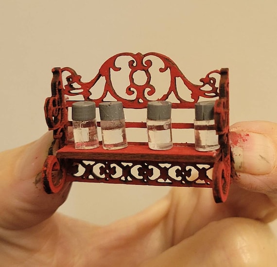 Mini-Gewürzregal Aus Holz Mit 4 Glasflaschen - Puppenhaus-Dekoration Im Maßstab 1:12 (5,5x3,7x2 Cm)