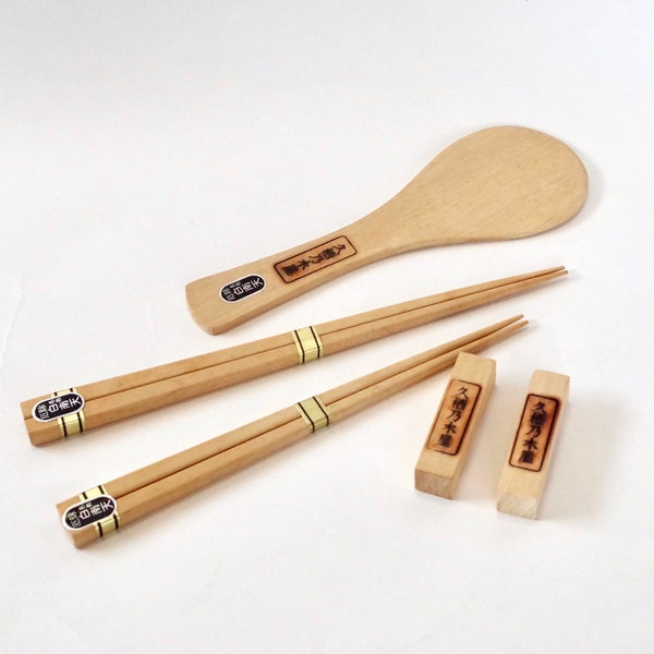 Chopsticks, chopstick rests and rice scoop (shamoji)  | made by heavenly bamboo（白南天）It is the unused goods.