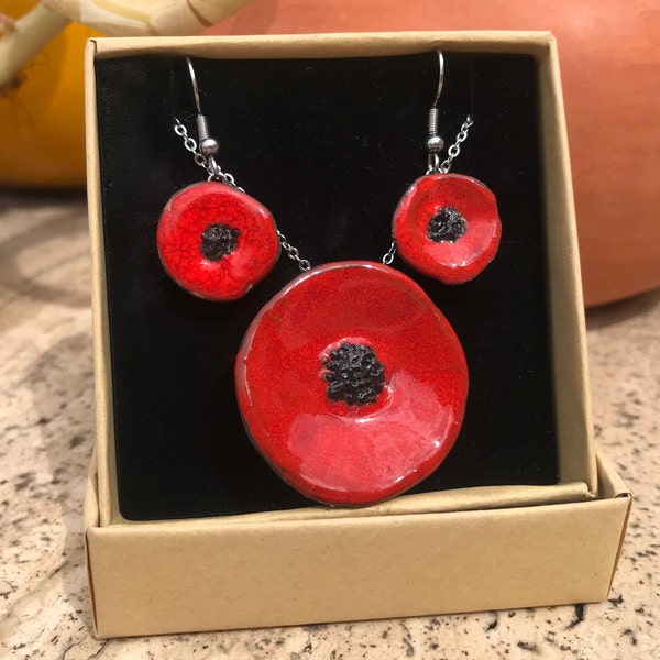 Ensemble de bijoux en céramique de pavot, boucles d'oreilles et collier de coquelicots en céramique pour femmes, bijoux faits à la main rouges