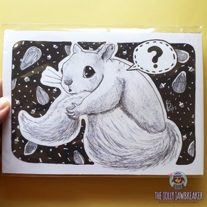 Puede incluir: Una ilustración en blanco y negro de una ardilla sosteniendo su cola, con un signo de interrogación en un bocadillo de diálogo sobre ella. El fondo es negro con puntos blancos y bellotas dispersas.