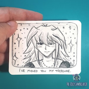 Puede incluir: Un dibujo a lápiz en blanco y negro de una persona con el pelo largo, sonriendo y mirando al espectador. El dibujo está rodeado por un borde de estrellas. El texto "I've missed you my treasure." está escrito debajo del dibujo.