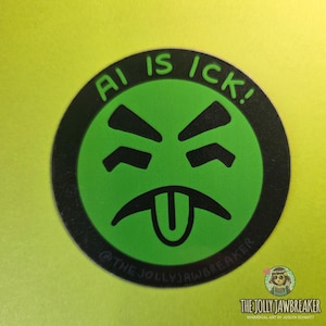 Puede incluir: Una pegatina redonda con una cara verde y un contorno negro. La cara tiene una expresión de enfado con el texto "AI IS ICK!" en verde. La pegatina también incluye el texto "@THE JOLLYJAWBREAKER" y "THE JOLLY JAWBREAKER WHIMSICAL ART BY JOSLYN SCHMITT".