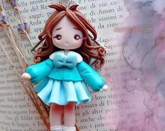 Lalka chibi kawaii; glina polimerowa; biżuteria fantasy; uroczy naszyjnik ze srebrnego łańcuszka; lalka fimo