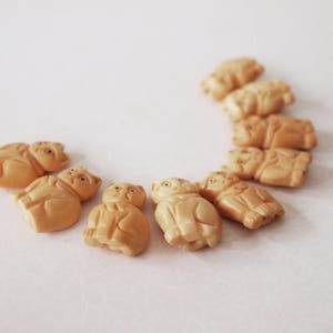 1 Bone Hand Carved Sitting Cat Bead Or Pendant Antique Colour Size 22 x 15mm image 2