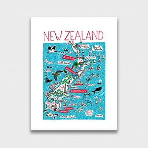 Puede incluir: Un mapa ilustrado colorido de Nueva Zelanda con el texto "NEW ZEALAND" en la parte superior. El mapa muestra las dos islas principales, Isla Norte e Isla Sur, con las principales ciudades etiquetadas, incluyendo Auckland, Wellington, Christchurch y Dunedin. El mapa est&aacute; sobre un fondo azul con contornos blancos y texto rojo.
