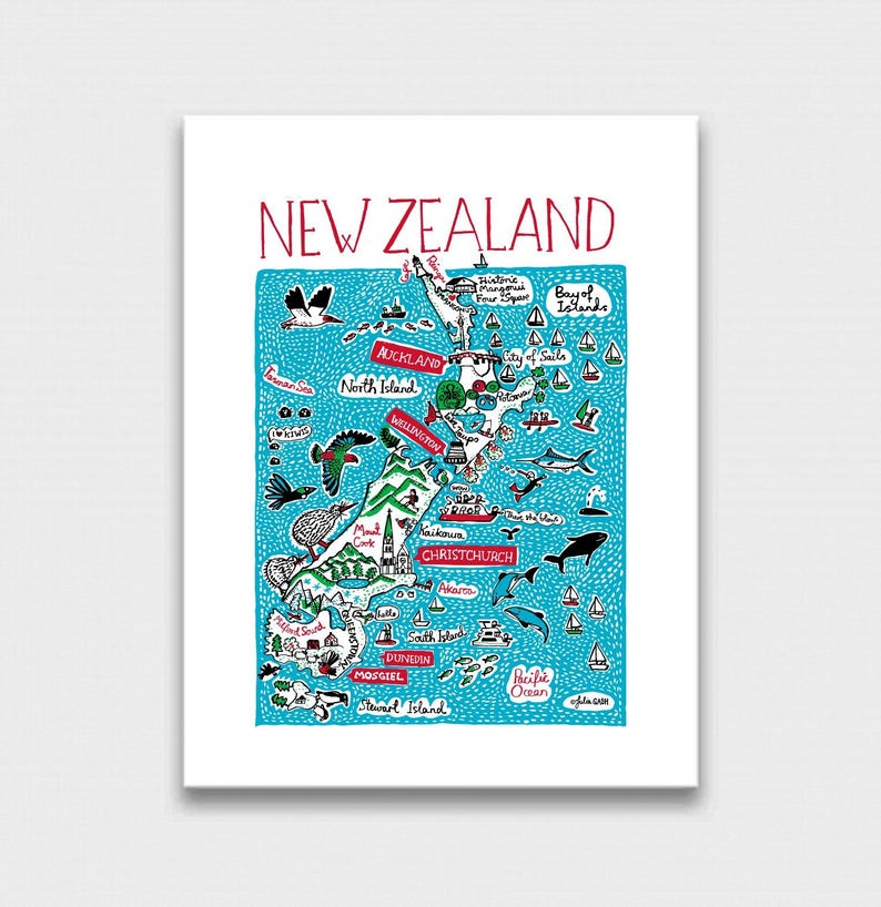Puede incluir: Un mapa ilustrado colorido de Nueva Zelanda con el texto "NEW ZEALAND" en la parte superior. El mapa muestra las dos islas principales, Isla Norte e Isla Sur, con las principales ciudades etiquetadas, incluyendo Auckland, Wellington, Christchurch y Dunedin. El mapa est&aacute; sobre un fondo azul con contornos blancos y texto rojo.