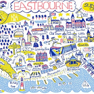 Puede incluir: Un mapa ilustrado colorido de Eastbourne, Inglaterra, con el texto "Sunshine Coast" en una nube amarilla. El mapa presenta puntos de referencia, atracciones y negocios locales, incluidas las Seven Sisters, Beachy Head y el muelle de Eastbourne.