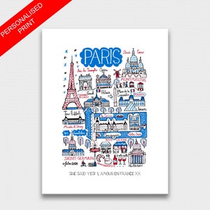 以下が含まれることがあります： フランスのパリにある象徴的なランドマークを手描きで描いたイラスト。エッフェル塔、凱旋門、ノートルダム大聖堂、サクレクール寺院が赤、青、黒で描かれています。イラストの下部には「SHE SAID YES! L'AMOUR EN FRANCE XX」というテキストがあります。