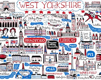 Può includere: Una mappa illustrata colorata del West Yorkshire, in Inghilterra, che presenta monumenti e punti di interesse. La mappa è disegnata in uno stile cartone animato con linee e testo rossi, blu e neri. La mappa include luoghi come Skipton, Haworth, Bradford, Leeds, Halifax, Huddersfield e Wakefield.