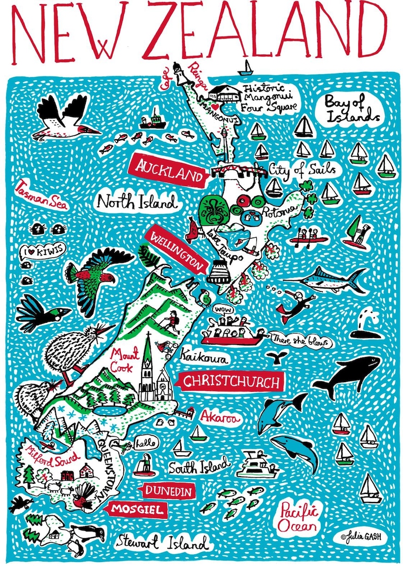 Puede incluir: Un mapa ilustrado colorido de Nueva Zelanda con el texto "NEW ZEALAND" en la parte superior. El mapa muestra la Isla Norte y la Isla Sur con las principales ciudades y puntos de referencia, incluyendo Auckland, Wellington, Christchurch, Mount Cook y Milford Sound. El mapa est&aacute; rodeado por un oc&eacute;ano azul con peces, ballenas y barcos.