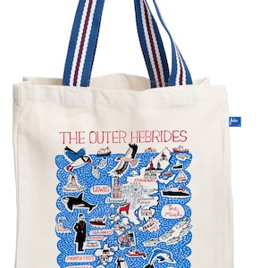 Puede incluir: Bolso tote color crema con asas a rayas azules y blancas. El bolso presenta un mapa de las Hébridas Exteriores con ilustraciones de lugares emblemáticos y fauna en azul, rojo y blanco. El texto "THE OUTER HEBRIDES" está impreso en la parte superior.