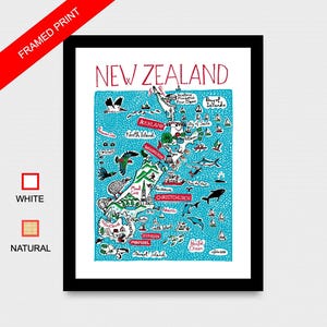 Puede incluir: Un mapa ilustrado colorido de Nueva Zelanda con el t&iacute;tulo "Nueva Zelanda" en texto rojo. El mapa muestra las islas Norte y Sur con las principales ciudades y puntos de referencia. El mapa est&aacute; sobre un fondo azul con contornos blancos.