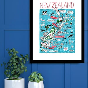 Puede incluir: Un mapa ilustrado colorido de Nueva Zelanda con el t&iacute;tulo "NEW ZEALAND" en letras rojas. El mapa muestra las islas Norte y Sur con las principales ciudades y puntos de inter&eacute;s. El mapa est&aacute; sobre un fondo azul con puntos blancos.