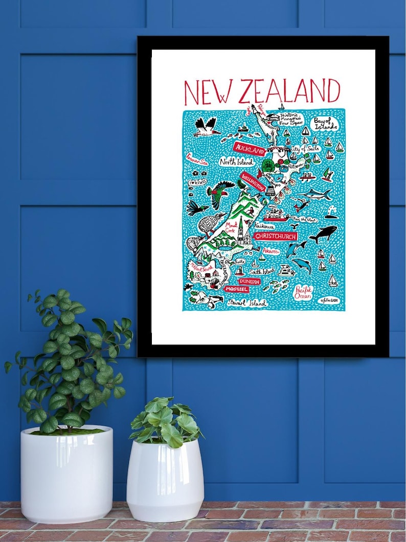 Puede incluir: Un mapa ilustrado colorido de Nueva Zelanda con el t&iacute;tulo "NEW ZEALAND" en letras rojas. El mapa muestra las islas Norte y Sur con las principales ciudades y puntos de inter&eacute;s. El mapa est&aacute; sobre un fondo azul con puntos blancos.