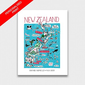 Puede incluir: Un mapa ilustrado colorido de Nueva Zelanda con el texto "Our New Home Liz & Max 2025". El mapa presenta las principales ciudades y puntos de inter&eacute;s, incluyendo Auckland, Wellington, Christchurch y Dunedin. El mapa est&aacute; sobre un fondo blanco con un contorno azul.