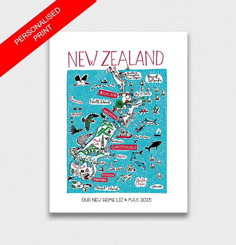 Puede incluir: Un mapa ilustrado colorido de Nueva Zelanda con el texto "Our New Home Liz & Max 2025". El mapa presenta las principales ciudades y puntos de inter&eacute;s, incluyendo Auckland, Wellington, Christchurch y Dunedin. El mapa est&aacute; sobre un fondo blanco con un contorno azul.