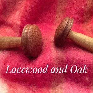 Może przedstawiać: Dwa drewniane przedmioty w kształcie grzyba. Jeden jest wykonany z drewna lacewood i ma czerwonobrązowy kolor. Drugi jest wykonany z dębu i ma jasnobrązowy kolor. Tekst "Lacewood and Oak" jest napisany pod przedmiotami.
