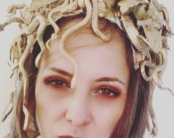 Gold übergroßer Medusa Kopfschmuck, Schlangen Helm, Schlangen Medusa Hut, Einzigartiger Kopfschmuck, Halloween Kostüm, handgemacht