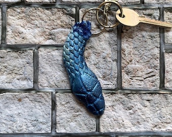 Handgemachter Schlangen Schlüsselanhänger aus Resin: Blau irisierender Taschenanhänger