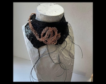 Halskette aus Leder mit handgeflochtenem Draht – Unisex Statement Piece