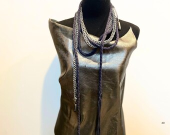 Stapelbare Halskette in Blau und Silber - Gehäkelt von Hand, Vielseitig, Unisex.