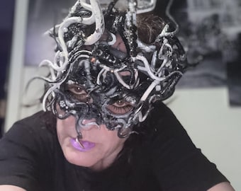 Schwarz weiße Schlangen Maske Kopfschmuck - Halloween Cosplay Kostüm