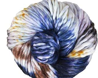Könnte beinhalten: Eine Garnrolle in den Farben Blau, Braun, Weiß und Gelb. Das Garn ist zu einer Kugel geformt. Das Garn ist mit "167 Mejillon" gekennzeichnet.