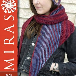 Op de afbeelding: Een vrouw draagt een spijkerjack en een gestreepte gebreide muts met knopen. Ze draagt een rood-blauwe gestreepte gebreide sjaal. De sjaal is in een driehoek gevouwen en om haar nek gelegd. De sjaal is gemaakt van een dik garen.