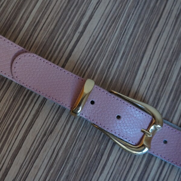 Powder pink leather waist narrow belt, embossed with reptile skin pattern, golden buckle, medium size, women's vintage fashion accessories