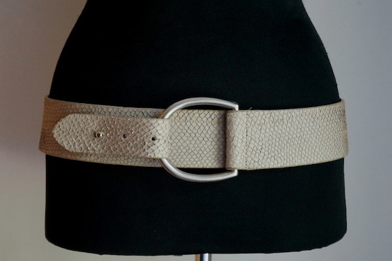 Nude low waist wide belt, beige faux snake skin vegan leather, silver ring and pin buckle, medium size, vintage fashion accessories Nude low waist wide belt, beige faux snake skin vegan leather, silver ring and pin buckle, medium size, vintage fashion accessories