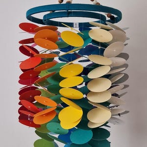 Può includere: Un set di tre tazze in ceramica con finitura opaca e macchiettata. Le tazze sono in tonalità crema, grigio chiaro e grigio scuro. Ogni tazza ha un design semplice e minimalista.