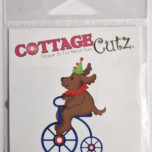 Troquel metálico "Cachorro Pedaleando" de CottageCutz: Adorable perro en bicicleta. Perfecto para crear tarjetas y álbumes de recortes. ¡Nuevo!