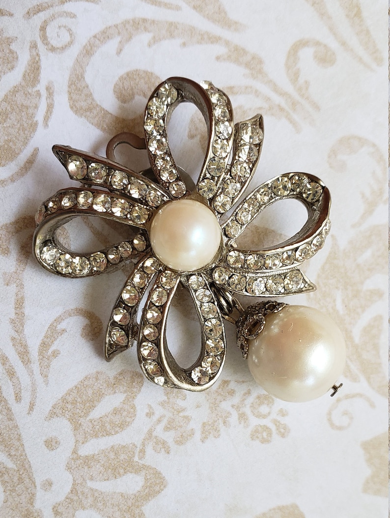 Vintage Ivory Faux Pearls on a Ribbony Design Clip-On Earrings.