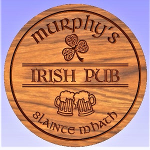 Puede incluir: Un letrero redondo de madera con el texto "Murphy's Irish Pub" y un diseño de trébol. El letrero también incluye la frase "Slainte mhath", que en irlandés significa "Salud".
