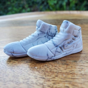 Kleine Howlith Jordan Schuhe mit Box - Ruhe, Vertrauen, emotionale Heilung - Howlite Kristall Schuhe Heilende Kristalle Edelsteine