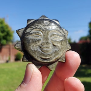 Kleine Goldglanz-Obsidian-Sonne - Selbstreflexion, Freigabe negativer Energien - 1,95 "Obsidian-Schwarz-Sonne, die heilende Edelsteine schnitzt."